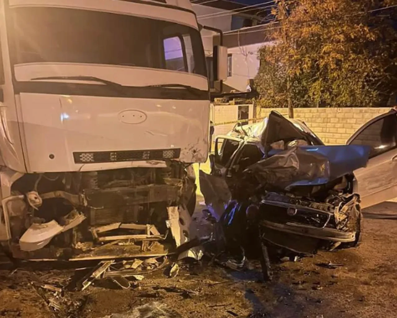 Otomobil paramparça oldu! 2 genç hayatını kaybetti