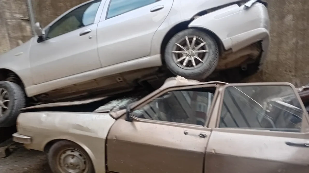 Rampada olanlar oldu! 8 metre yükseklikten park halindeki aracın üzerine düştü