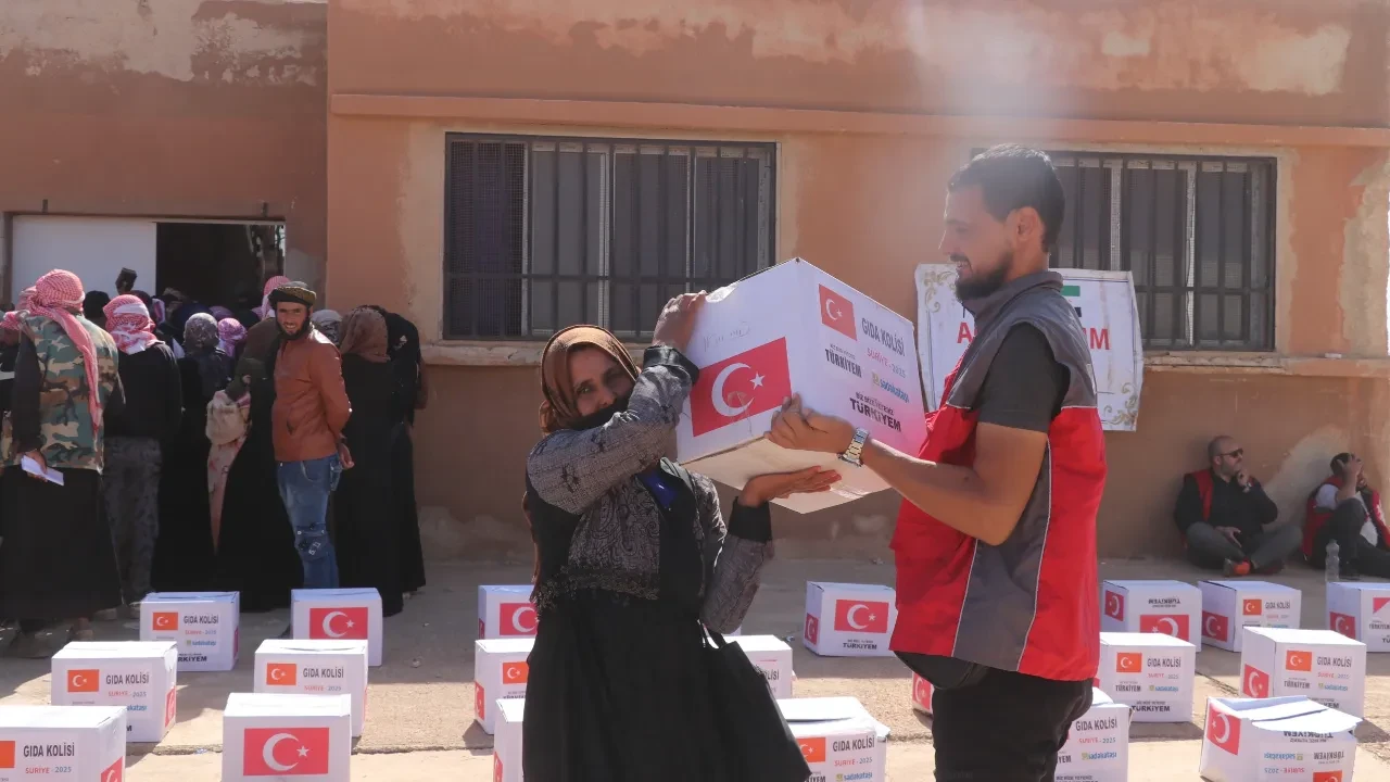Sadakataşı Suriye’de 4 bin aileye gıda kolisi ulaştırdı