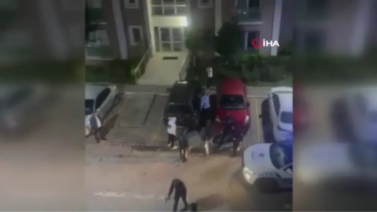 Silivri'de taş ve sopalar havada uçuştu, ortalık savaş alanına döndü! Polis kavgayı havaya ateş açarak ayırabildi