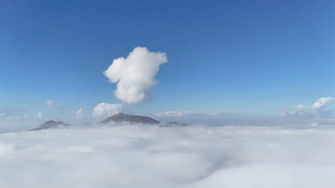 Sis bulutlarının görüntüsü drone ile kaydedildi! O anlar kamerada