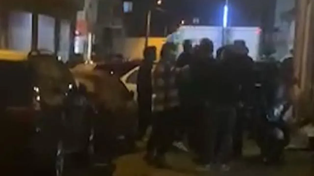 Sokak savaş alanına döndü! Yumrukların havada uçuştuğu kavga kamerada