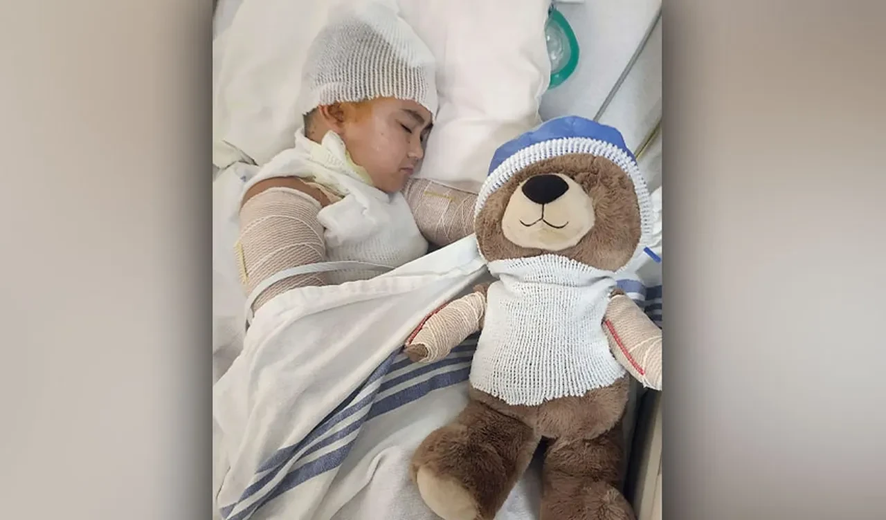 Uykusunda ölümden döndü: Uzun zincirli kolyesi prize takıldı ve küçük çocuk alev aldı!