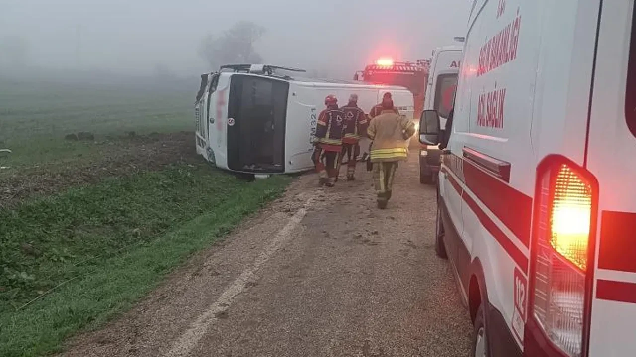 Yoğun sis kazaya neden oldu! Okul servisi yan yattı, çok sayıda öğrenci yaralandı
