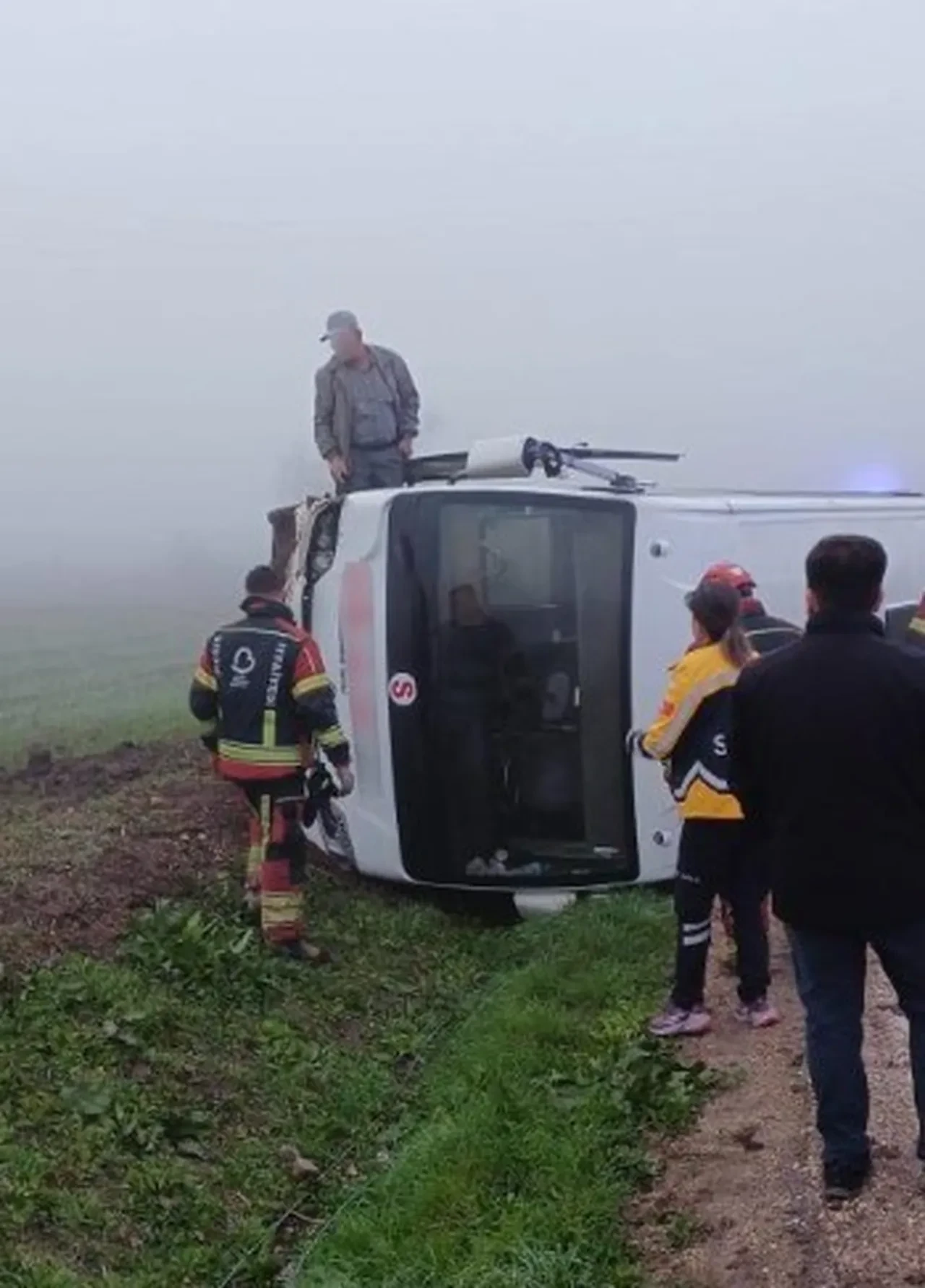 Yoğun sis kazaya neden oldu! Okul servisi yan yattı, çok sayıda öğrenci yaralandı