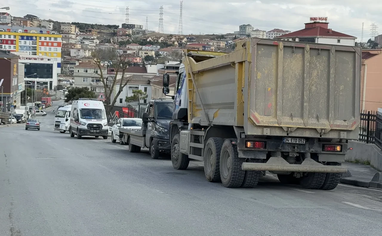Arnavutköy’de hafriyat kamyonunun çarptığı yaşlı adam hayatını kaybetti: Muhtardan olay sözler!
