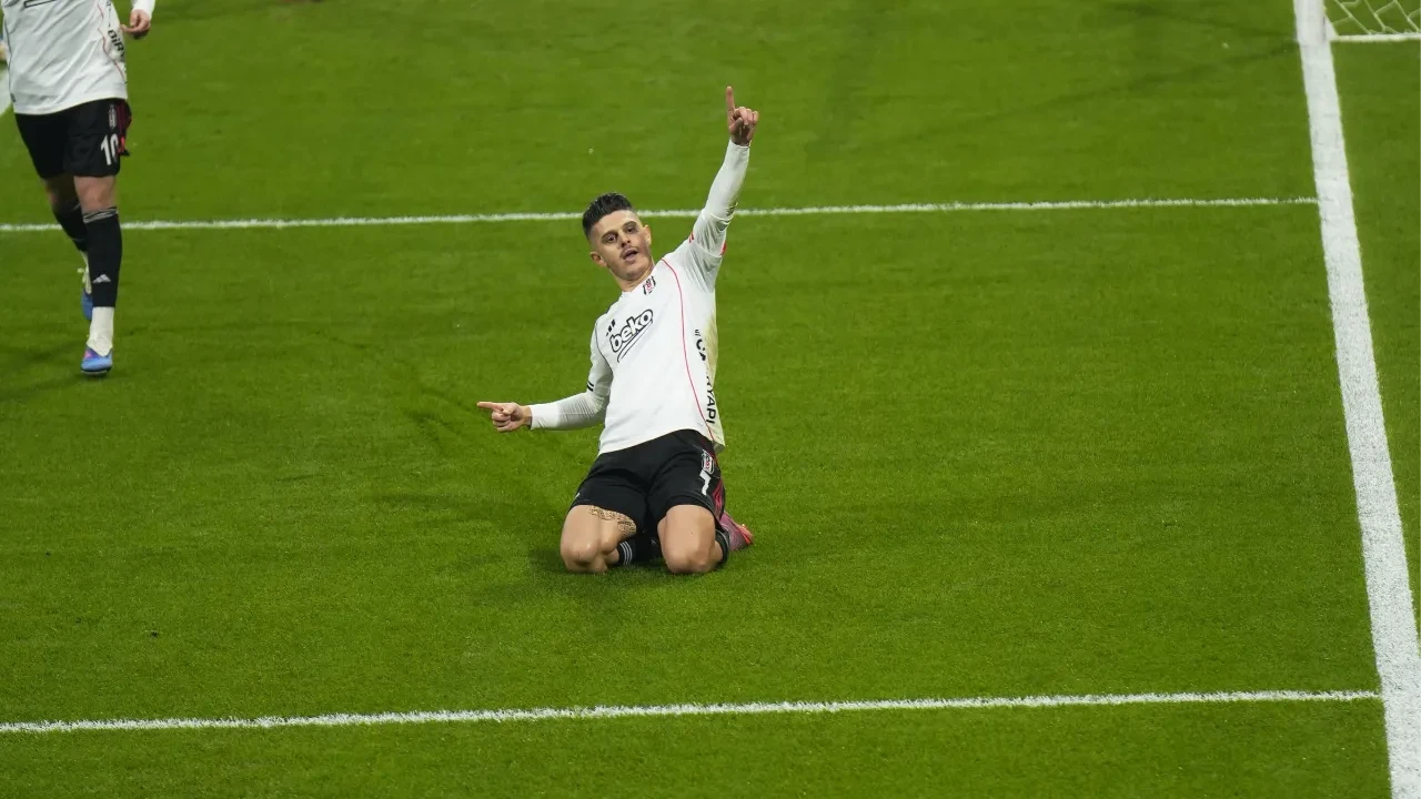 Beşiktaş'ta Çaykur Rizespor galibiyeti sonrasında Fenerbahçe kritiği!