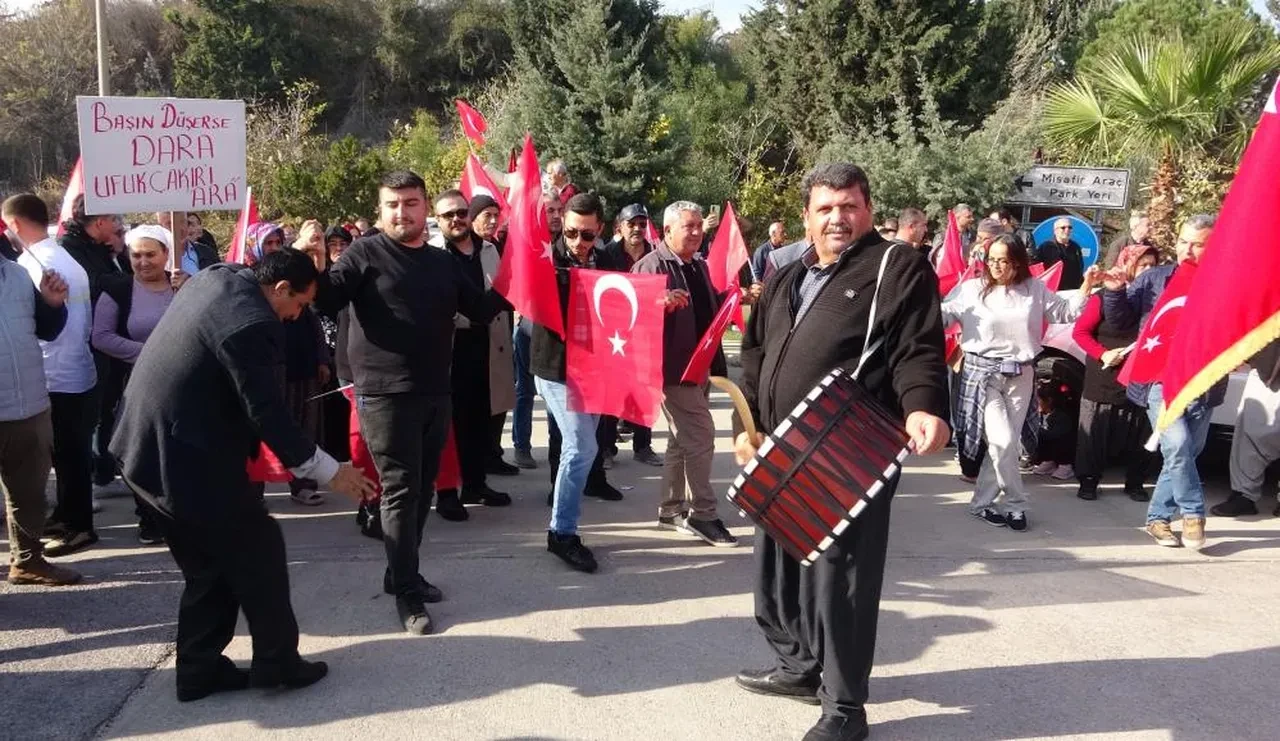 CHP'den istifa eden Hasan Ufuk Çakır'dan Özgür Özel'e: Mezarlıkta rakı içenlere lanet olsun