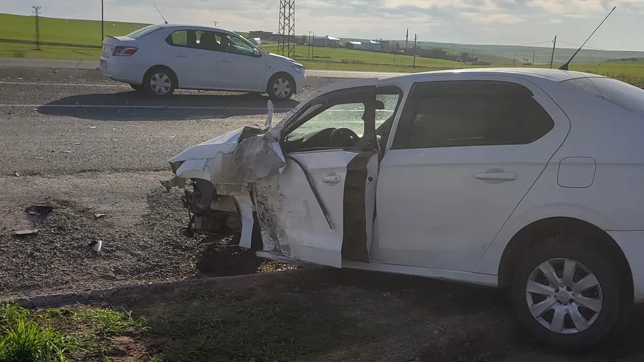 Diyarbakır'da minibüs ile otomobil çarpıştı: 7 yaralı