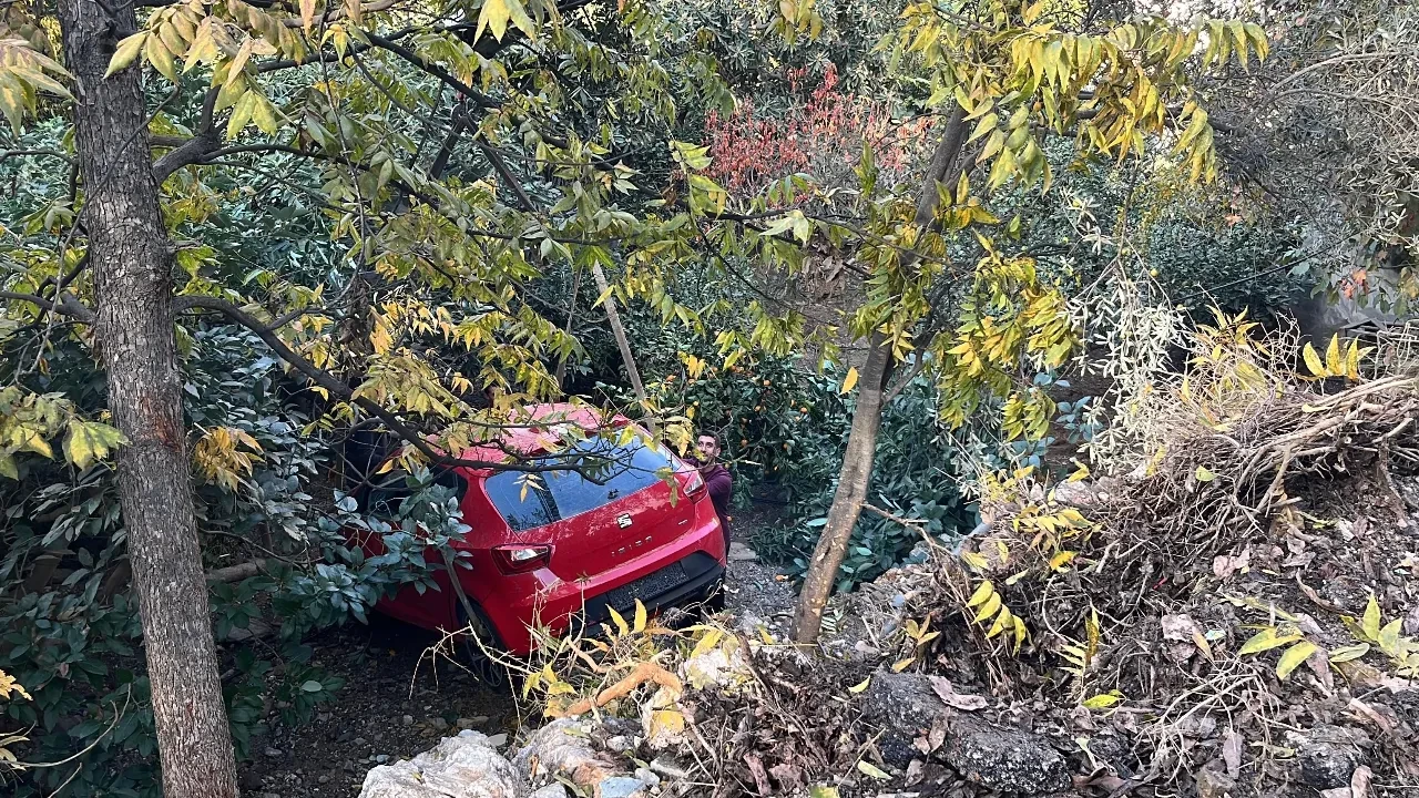 DSİ borusu patladı, sular park halindeki arabayı da önüne katıp götürdü