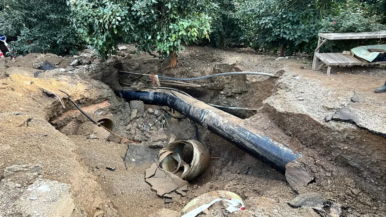 DSİ borusu patladı, sular park halindeki arabayı da önüne katıp götürdü