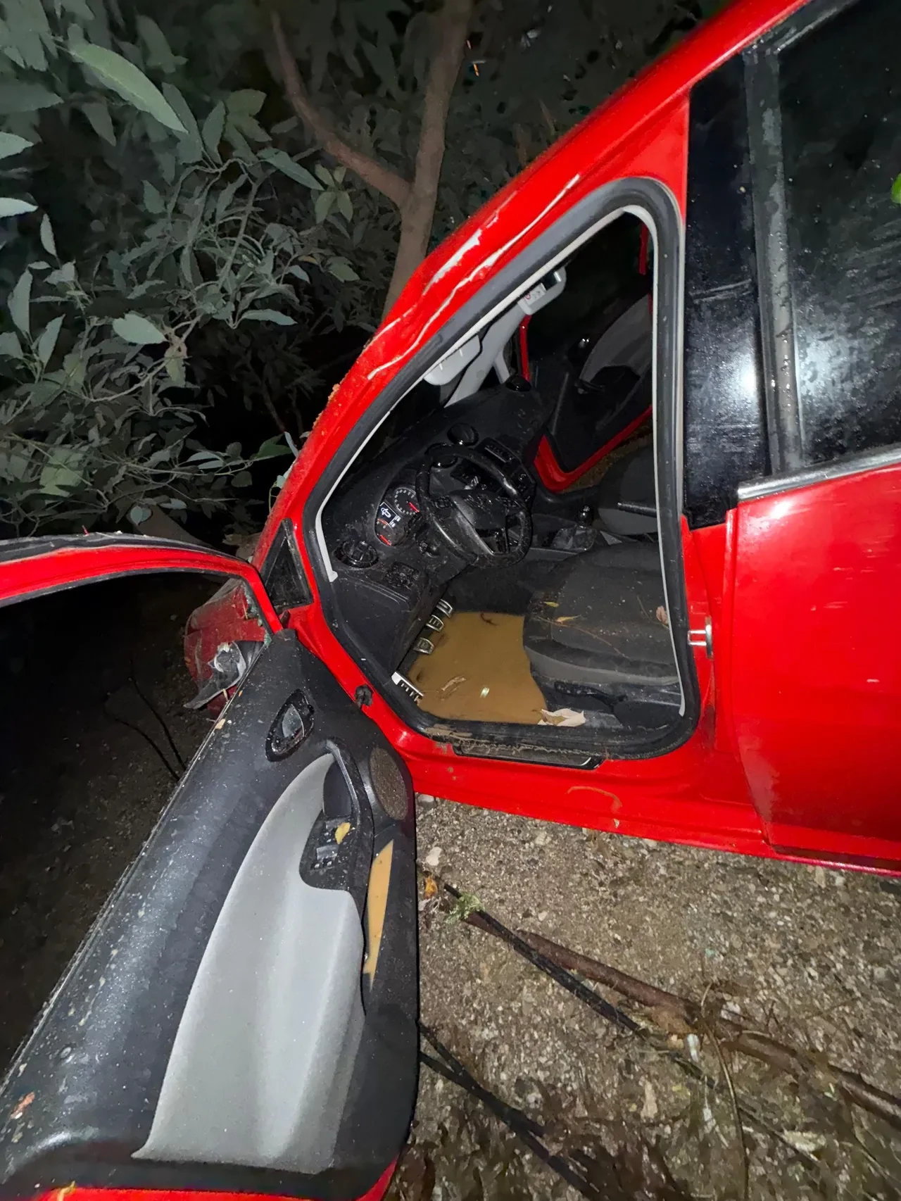 DSİ borusu patladı, sular park halindeki arabayı da önüne katıp götürdü