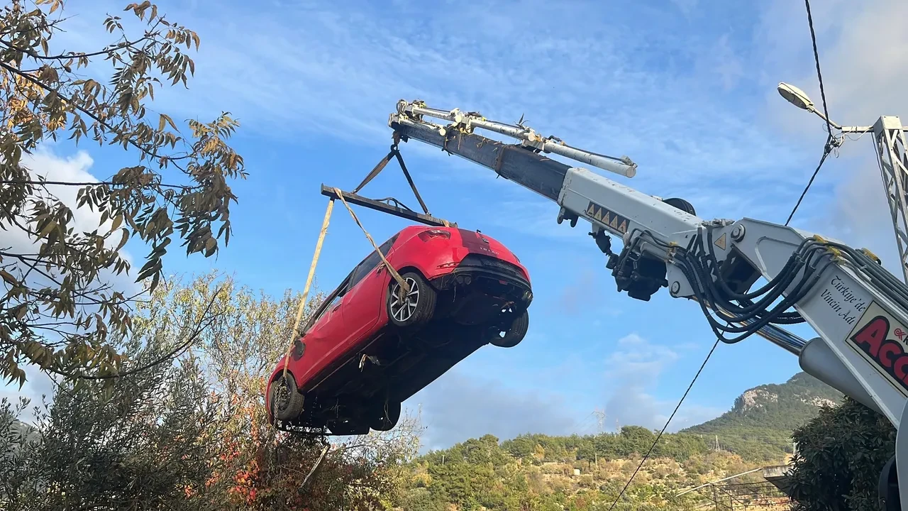 DSİ borusu patladı, sular park halindeki arabayı da önüne katıp götürdü