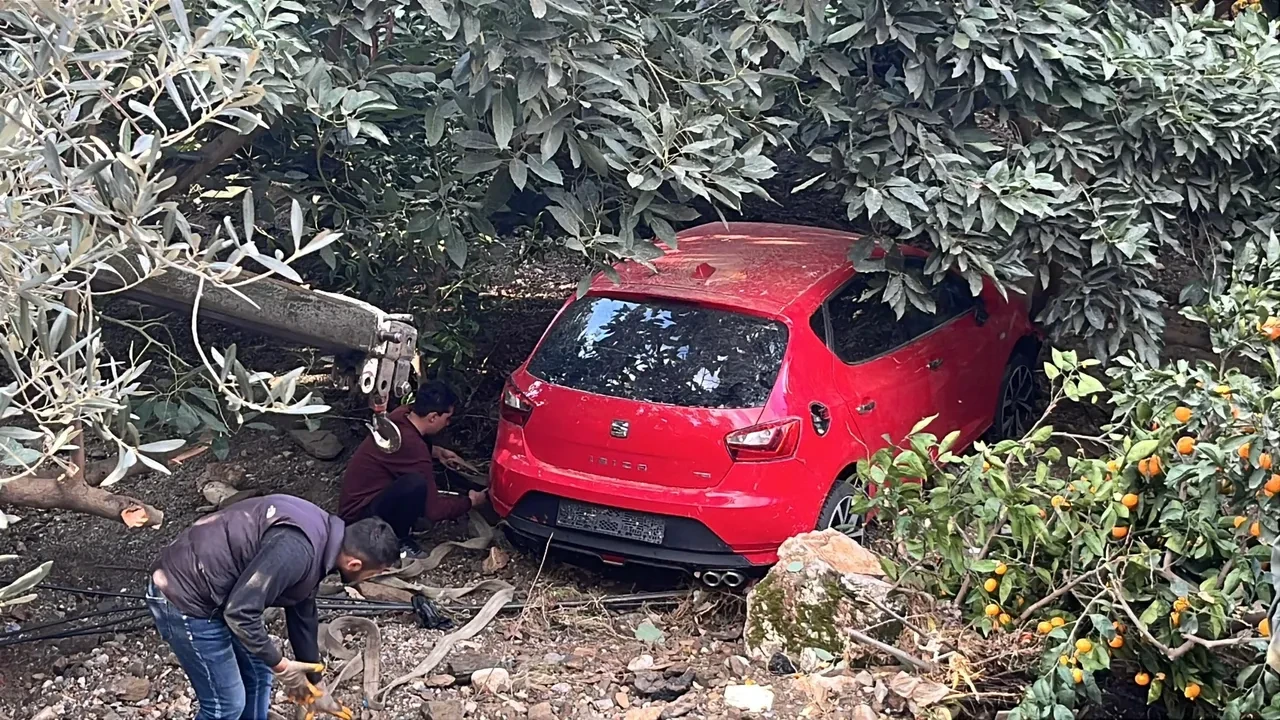 DSİ borusu patladı, sular park halindeki arabayı da önüne katıp götürdü