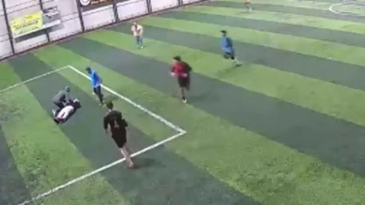 Halı sahada acı olay! Bir anda yere düştü, hayatını kaybetti