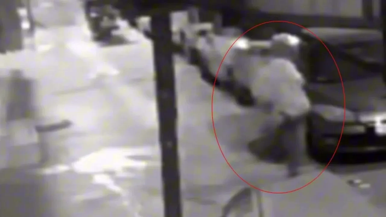 İstanbul'da dehşet anları! Yaşlı adamı öldüresiye döven kadın arkasına bile bakmadı