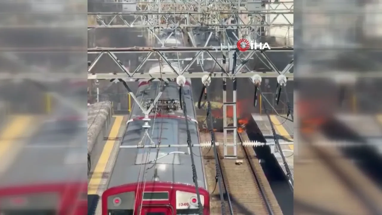 Japonya’da feci kaza! Yolcu treni otomobili biçti