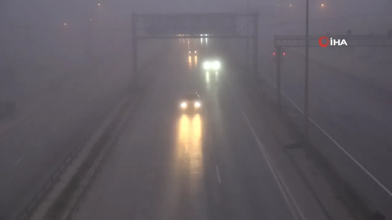 Kocaeli’de yoğun sis trafiği olumsuz etkiledi: Görüş mesafesi 75 metreye düştü