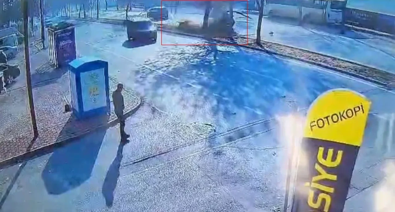 Makas atan otomobil ağaca çarpıp takla attı: 1 ölü