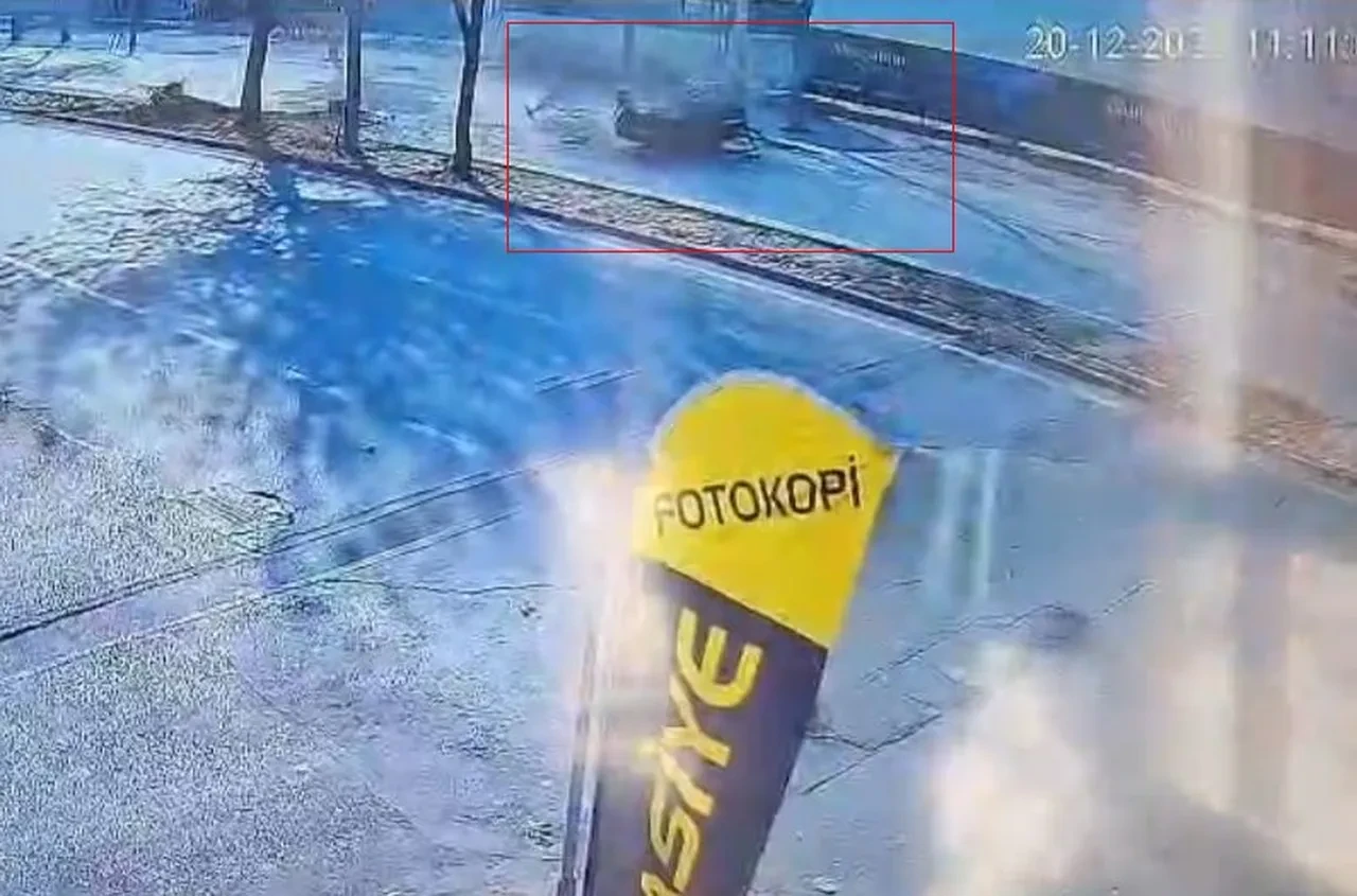 Makas atan otomobil ağaca çarpıp takla attı: 1 ölü