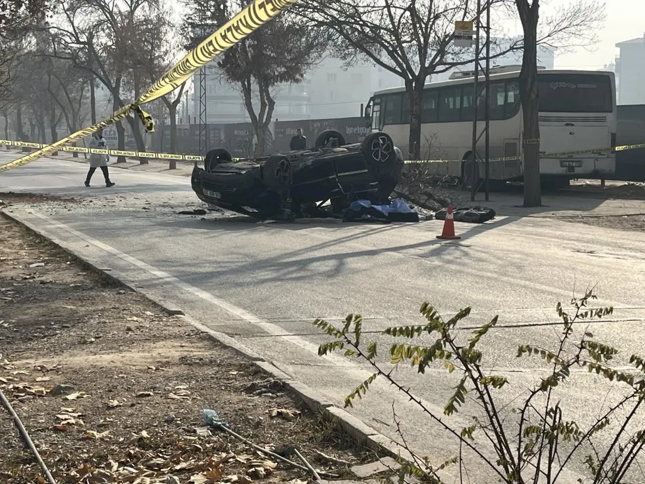 Makas atan otomobil ağaca çarpıp takla attı: 1 ölü