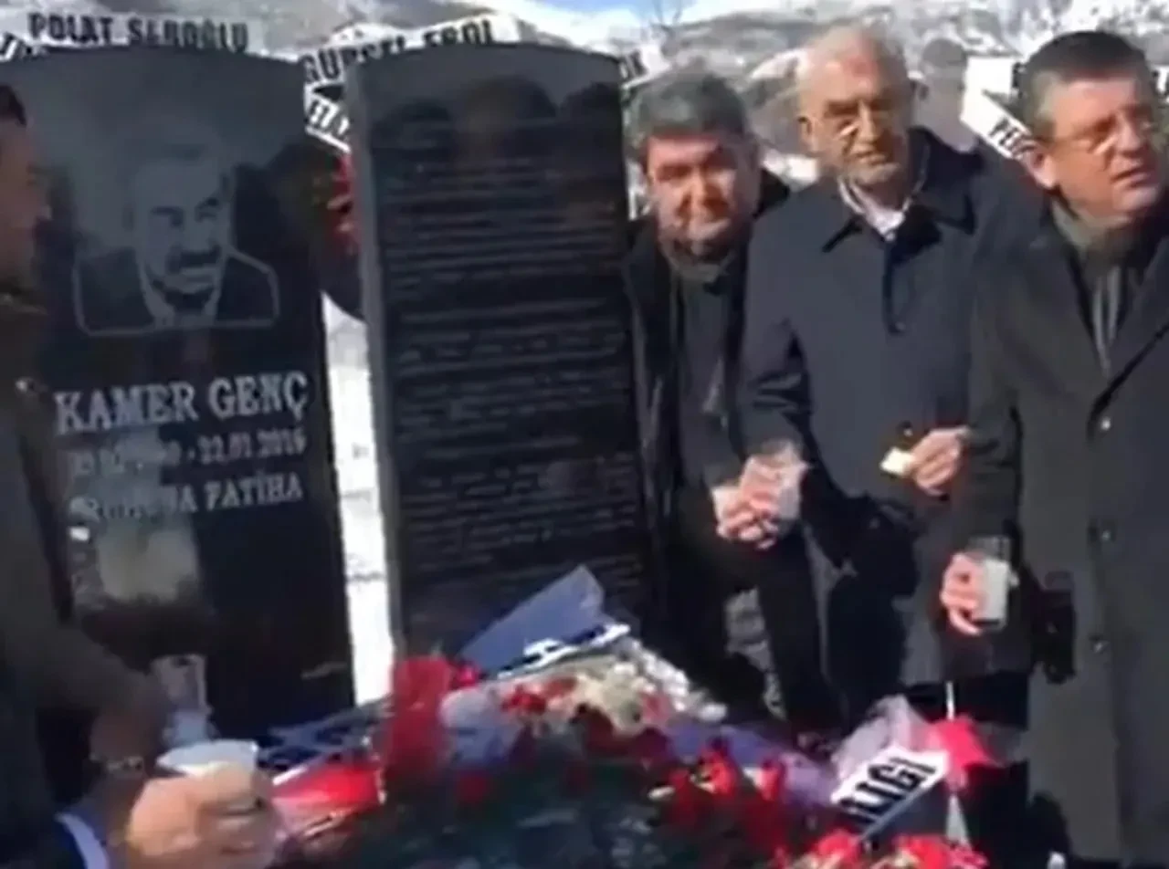 Özgür Özel tepki çekmişti! Kamer Genç'in mezarı başındaki rakılı görüntüyle ilgili soruya CHP izin vermedi