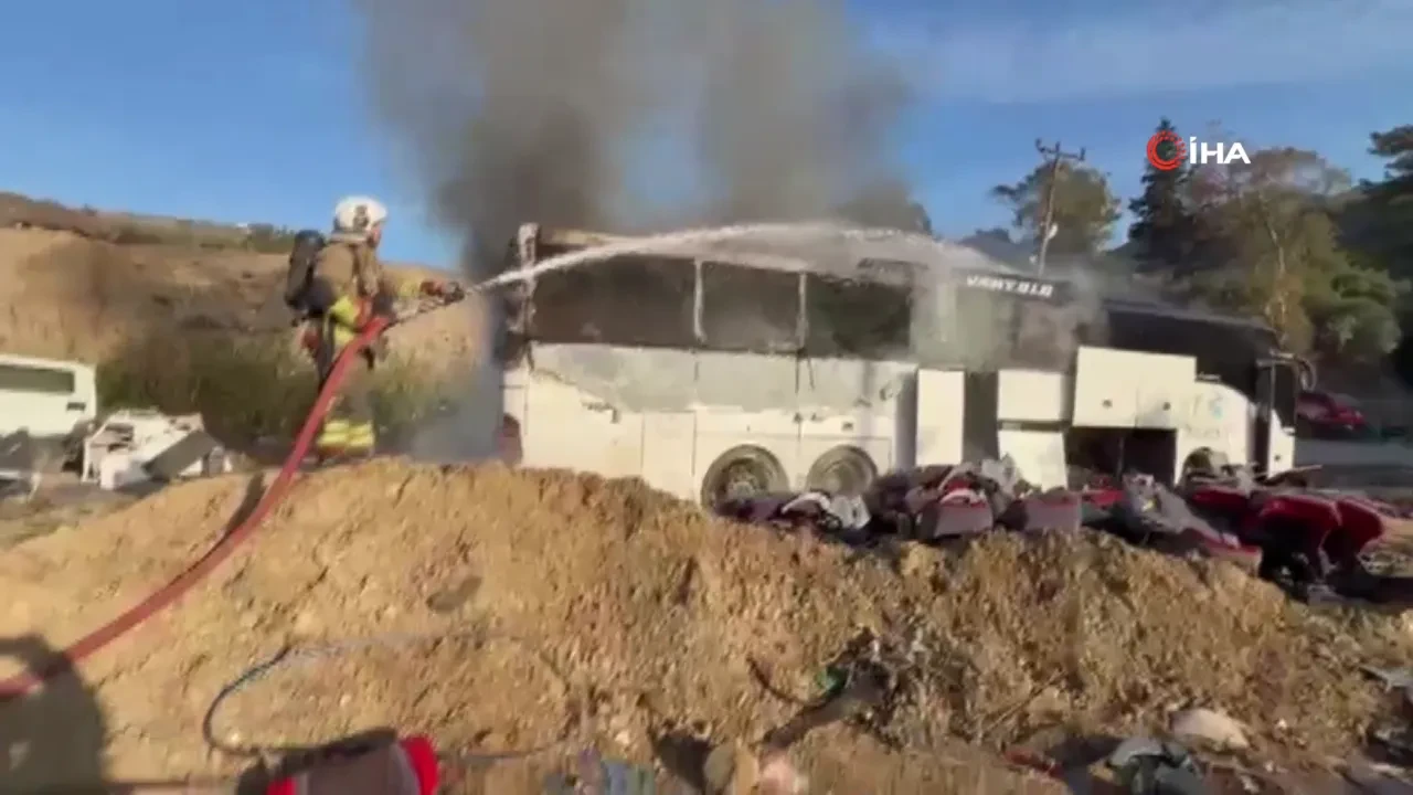 Park halindeki yolcu otobüsü alevlere teslim oldu!