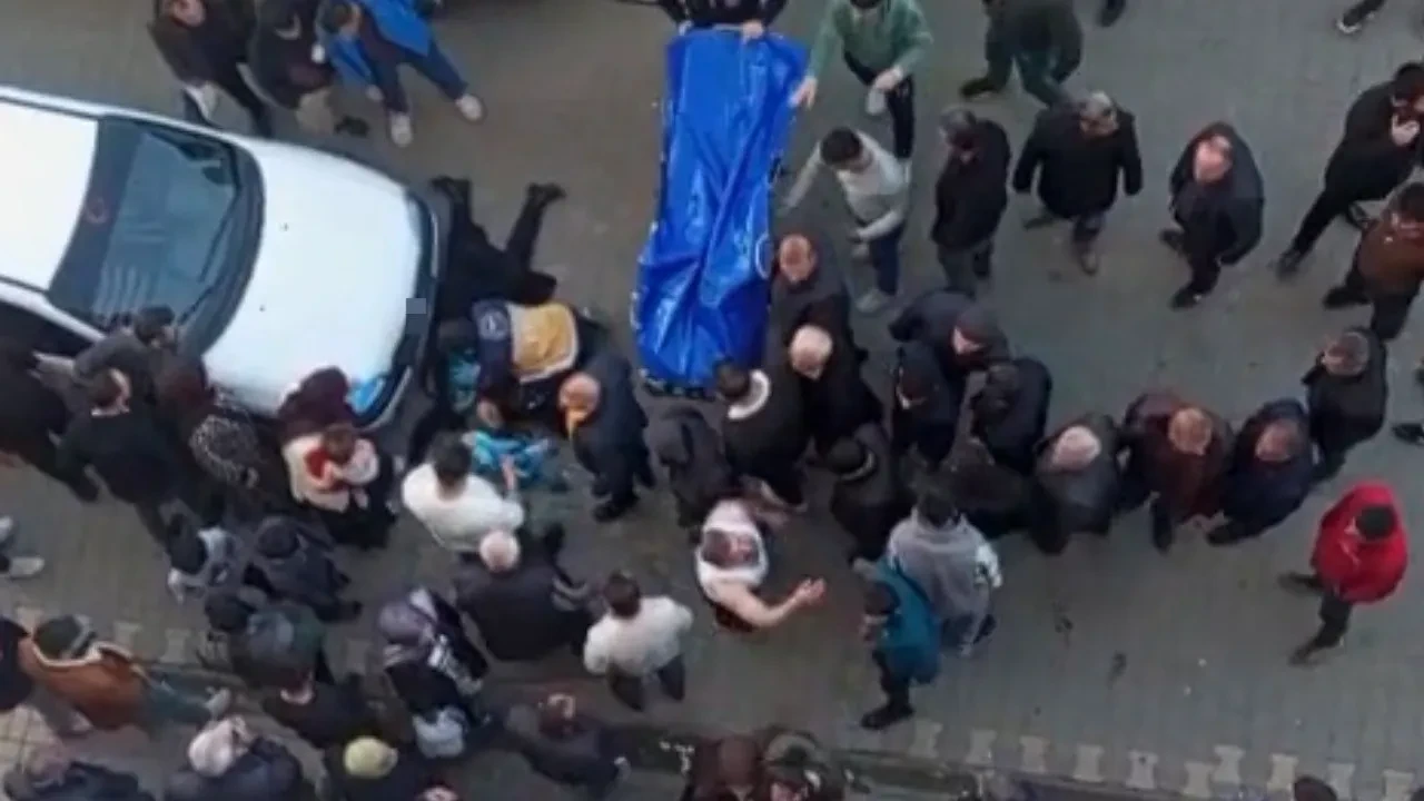 Sokak ortasında boşanma aşamasındaki eşini katletti, kız çocuğu da yaralandı