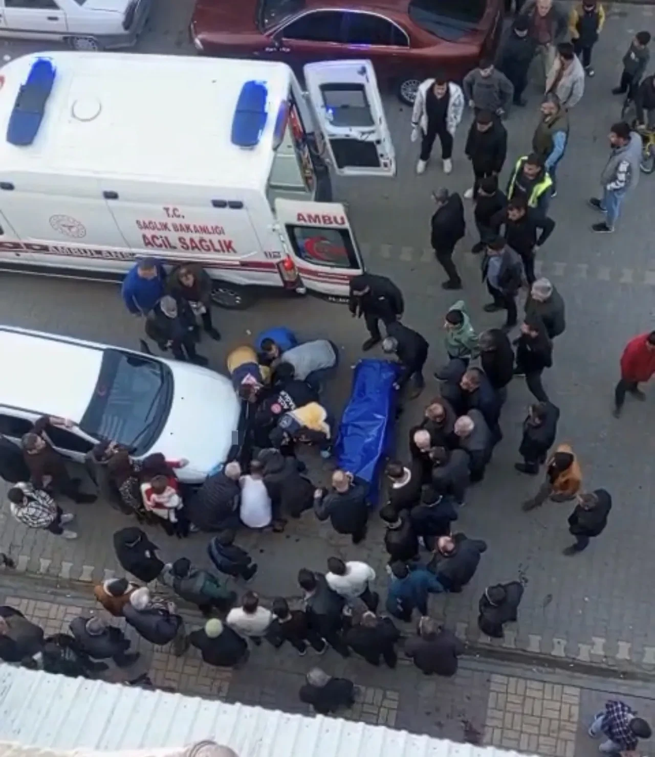 Sokak ortasında boşanma aşamasındaki eşini katletti, kız çocuğu da yaralandı