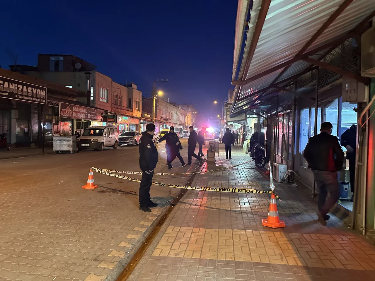 Sokak ortasında boşanma aşamasındaki eşini katletti, kız çocuğu da yaralandı