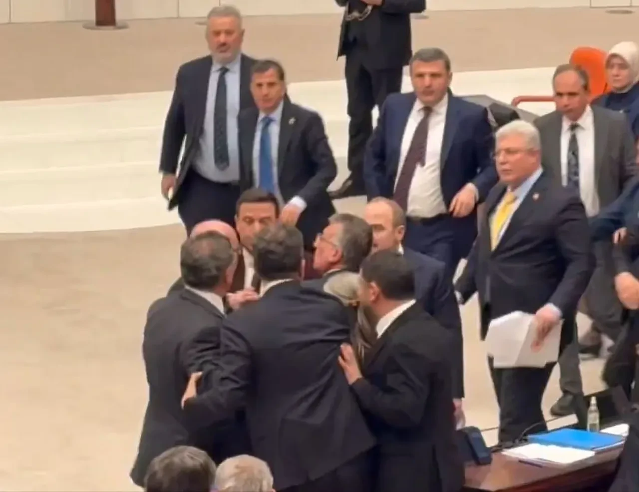 2026 bütçesi TBMM'de kabul edildi! Bütçeye yumruklu kavga gölge düşürdü