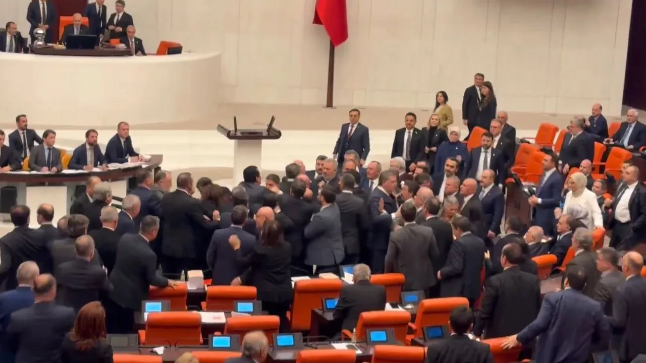 2026 bütçesi TBMM'de kabul edildi! Bütçeye yumruklu kavga gölge düşürdü