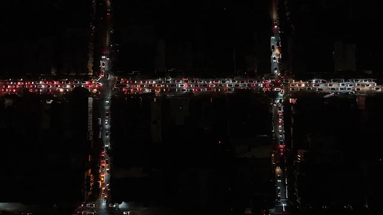 ABD'nin en kalabalık şehirlerinden California'da büyük elektrik kesintisi: Trafikte kaos yaşanıyor