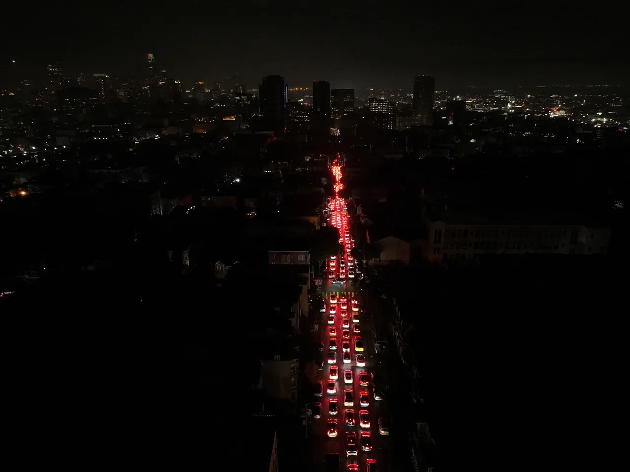 ABD'nin en kalabalık şehirlerinden California'da büyük elektrik kesintisi: Trafikte kaos yaşanıyor