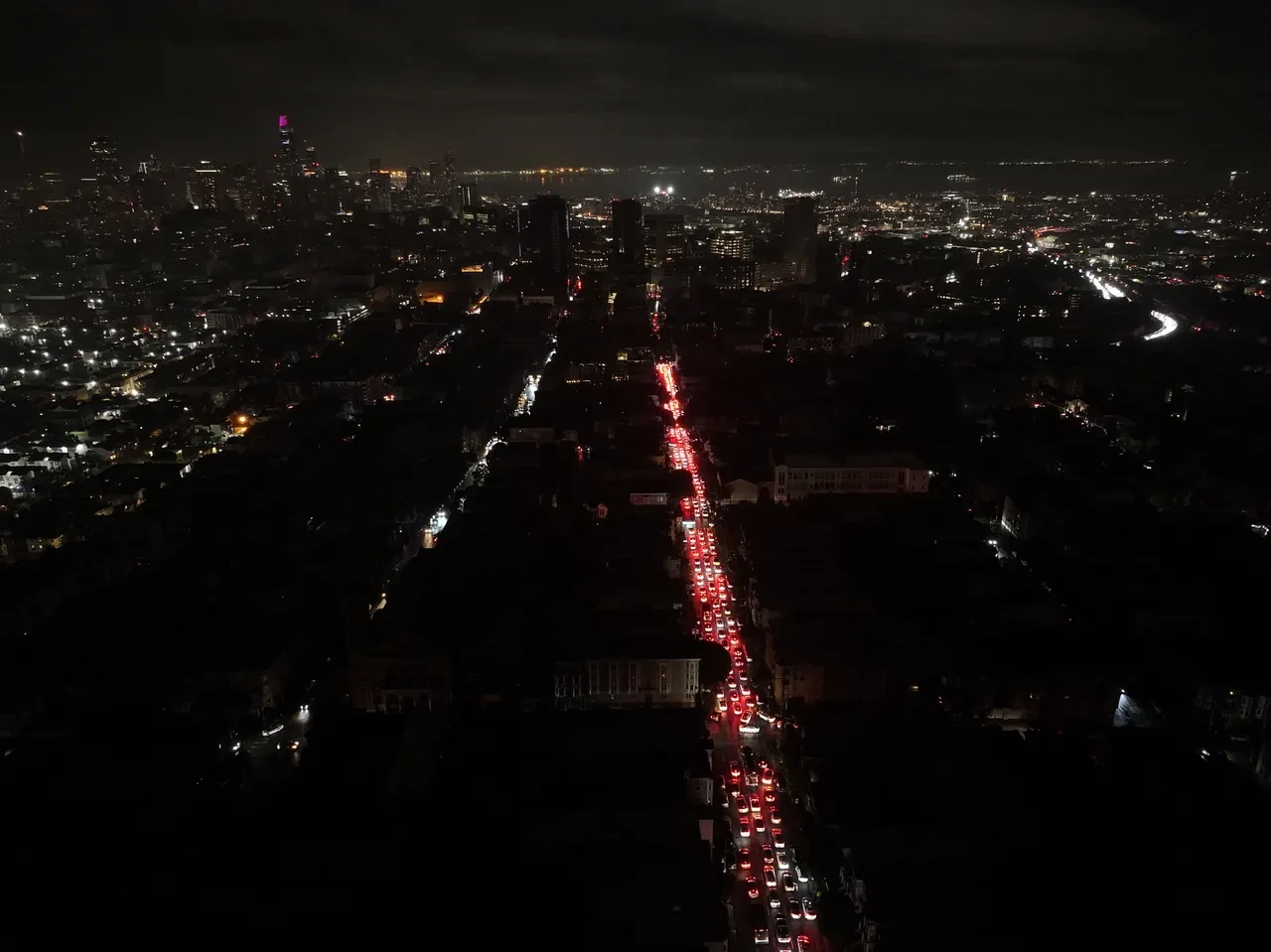 ABD'nin en kalabalık şehirlerinden California'da büyük elektrik kesintisi: Trafikte kaos yaşanıyor