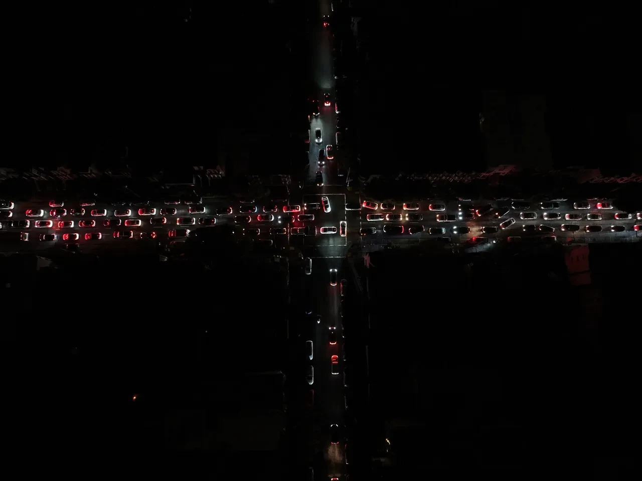 ABD'nin en kalabalık şehirlerinden California'da büyük elektrik kesintisi: Trafikte kaos yaşanıyor