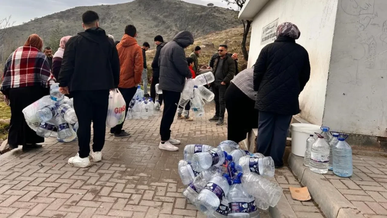 Ankara'da 80'li yılları aratmayan görüntüler! Vatandaşlar su için çeşmelere akın etti