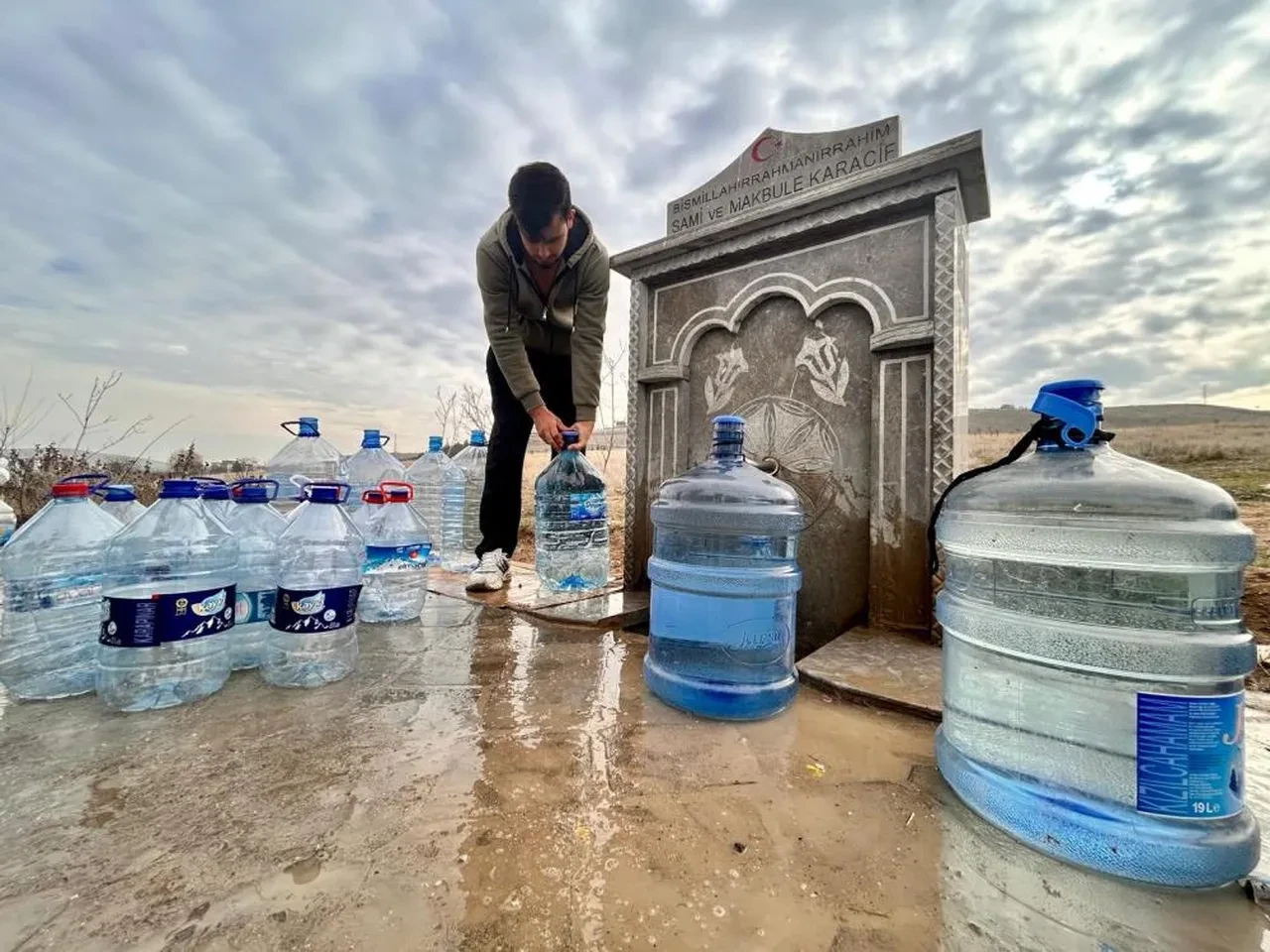 Ankara'da 80'li yılları aratmayan görüntüler! Vatandaşlar su için çeşmelere akın etti