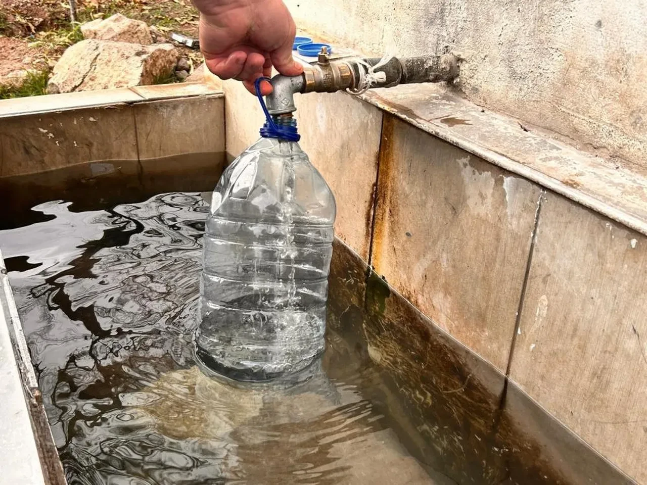 Ankara'da 80'li yılları aratmayan görüntüler! Vatandaşlar su için çeşmelere akın etti