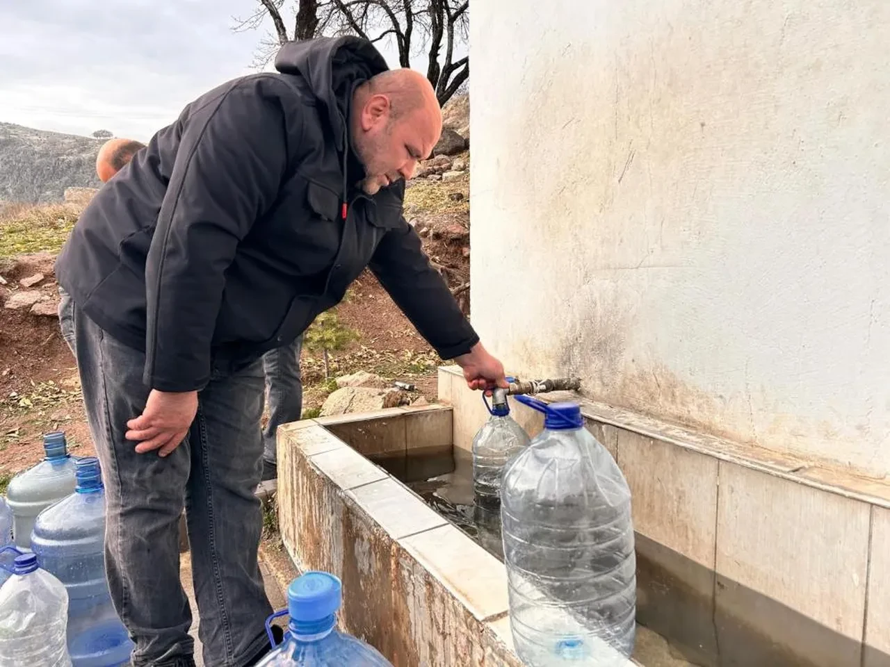 Ankara'da 80'li yılları aratmayan görüntüler! Vatandaşlar su için çeşmelere akın etti