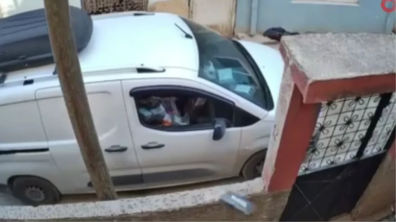 Araçtan inmeye bile tenezzül etmedi, kargoyu öylece bahçeye fırlattı
