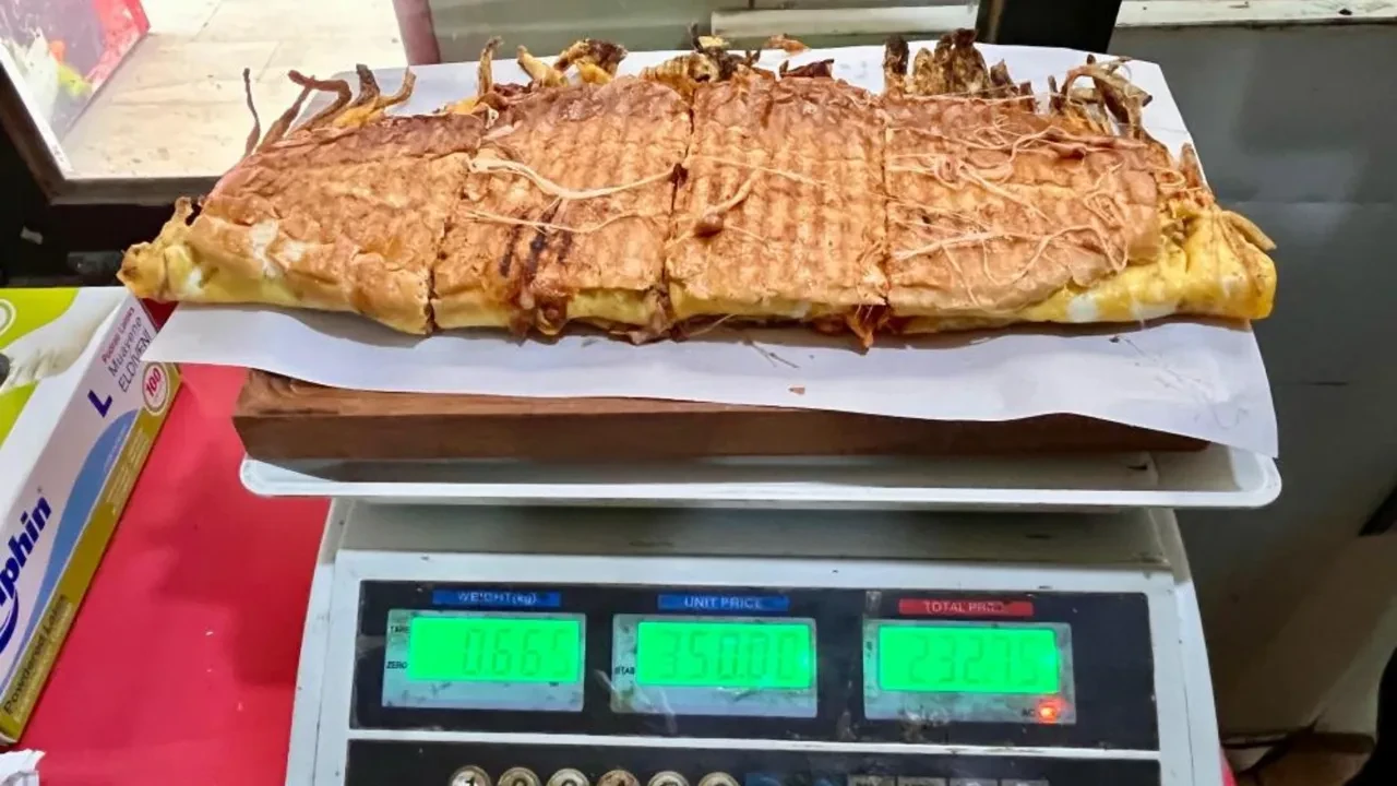 Fiyatı kadar ağırlığı da konuşuluyor: Siirt’te yarım kiloluk dev tost! Talebe yetişemiyorlar