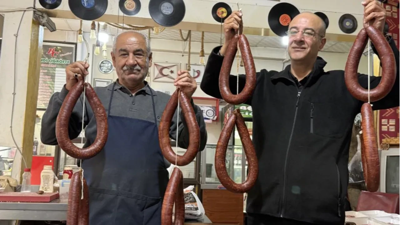 Fiyatı kadar ağırlığı da konuşuluyor: Siirt’te yarım kiloluk dev tost! Talebe yetişemiyorlar