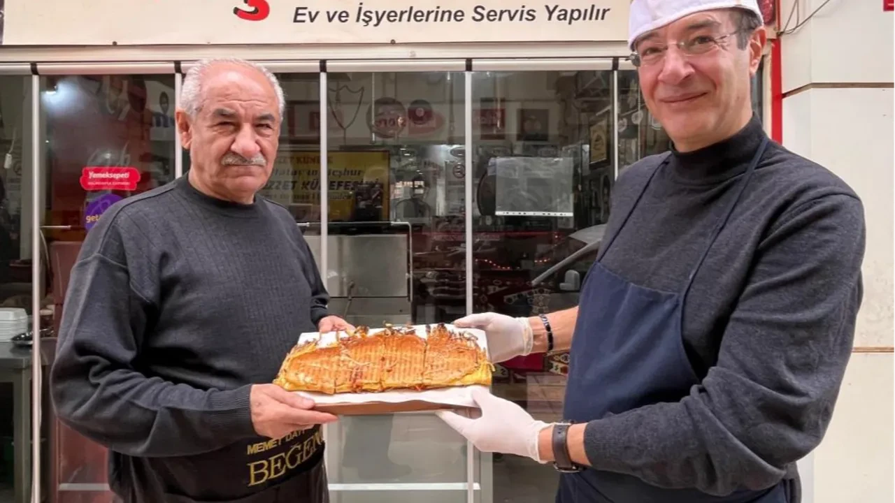 Fiyatı kadar ağırlığı da konuşuluyor: Siirt’te yarım kiloluk dev tost! Talebe yetişemiyorlar