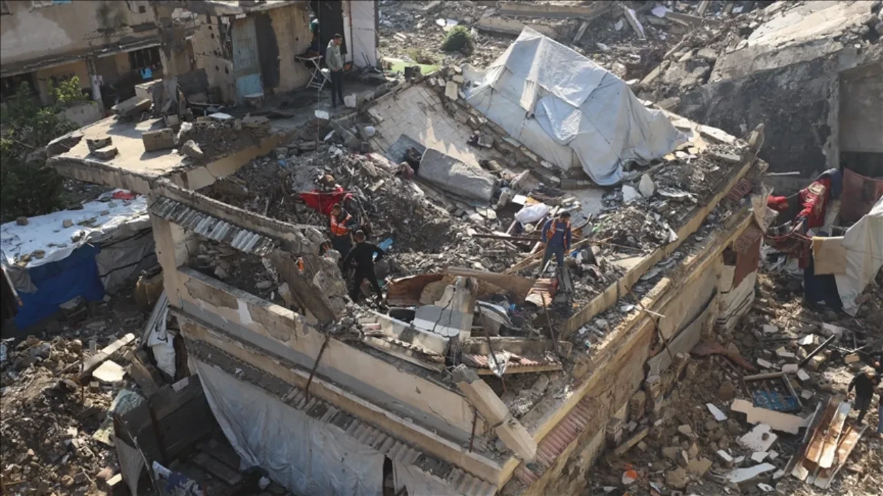 Gazze'nin kapısını yine ölüm çaldı: İsrail katliamlarında ağır hasar alan binalar fırtınada yıkılıyor