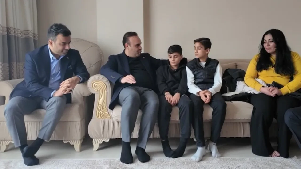 İki çocuğun altınları teslim etmeleri kalpleri ısıtmıştı: Bakan Kacır'dan özel ziyaret