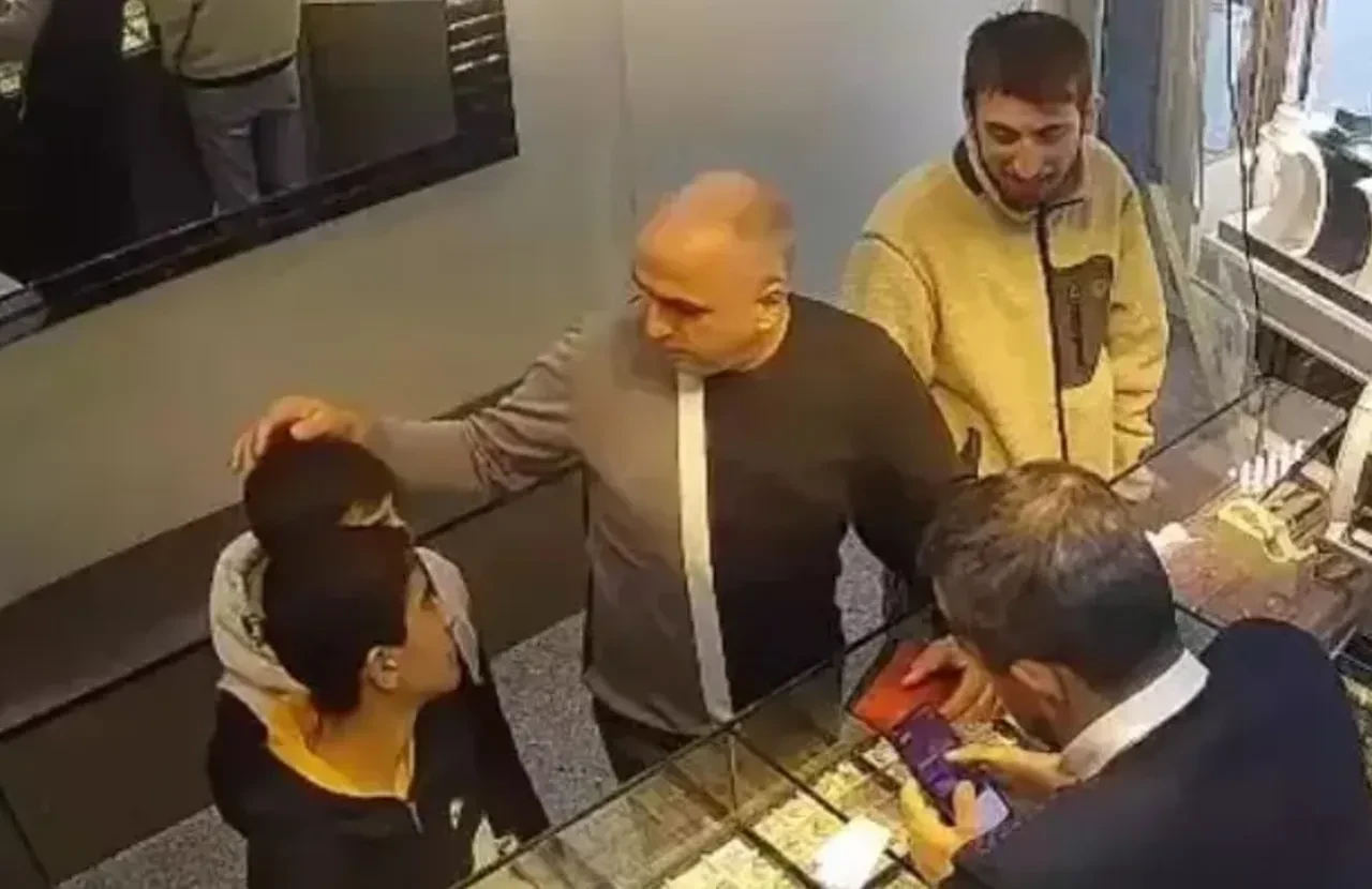 İki çocuğun altınları teslim etmeleri kalpleri ısıtmıştı: Bakan Kacır'dan özel ziyaret