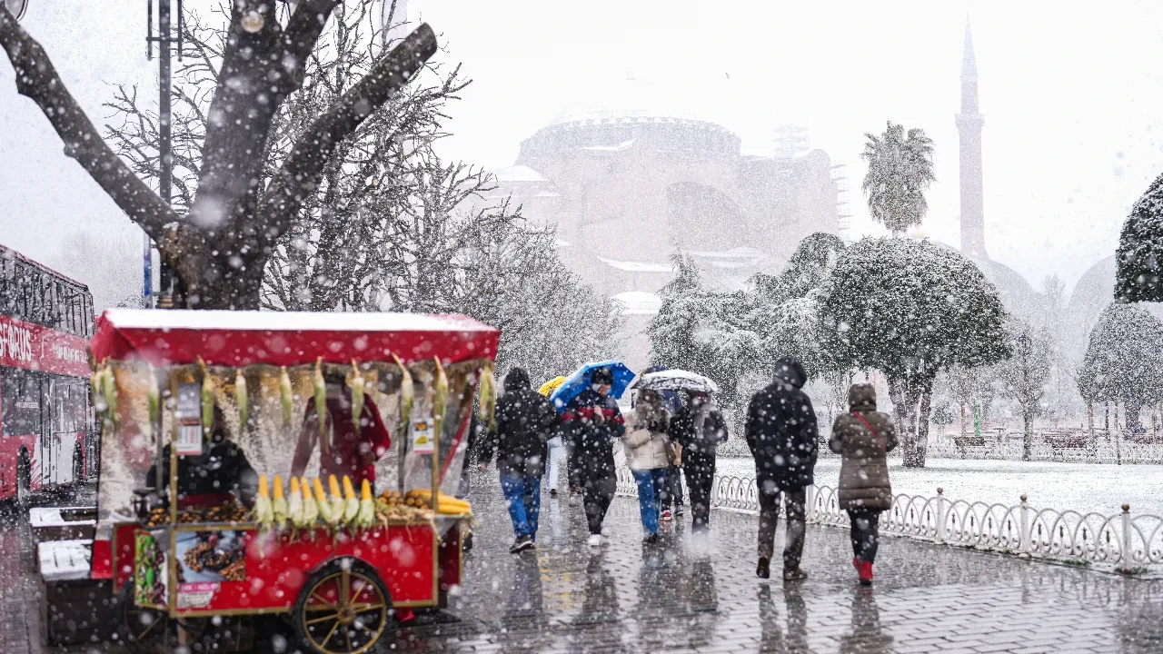 İstanbul'un kar hasreti bitiyor! Meteoroloji uzmanı kar yağışı için tarih verdi: Megakent beyaza bürünecek 