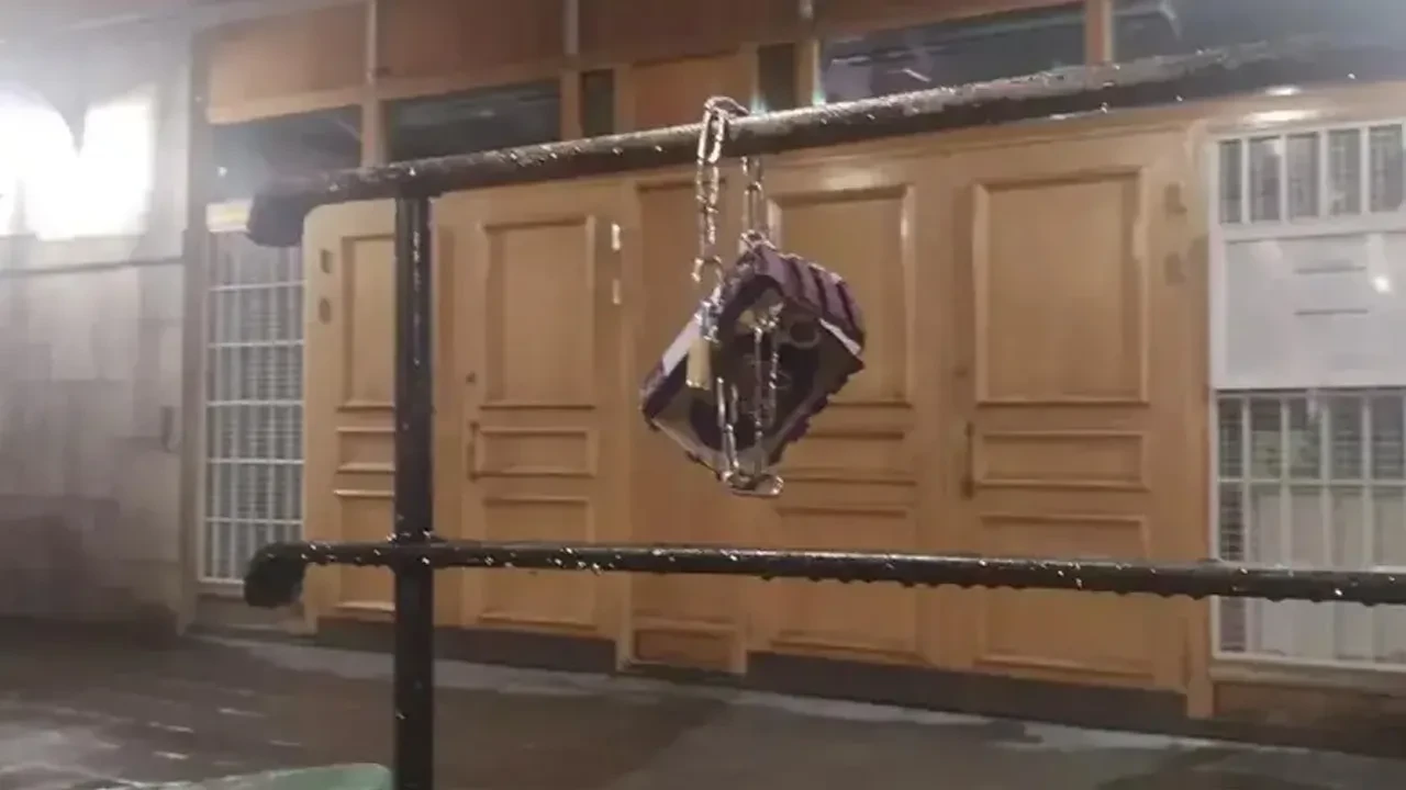 İsveç'te Stockholm Camisi'ne çirkin saldırı! Kur'an'ı kurşunlayıp zincirlediler! Üzerine amaçlarını yazdılar