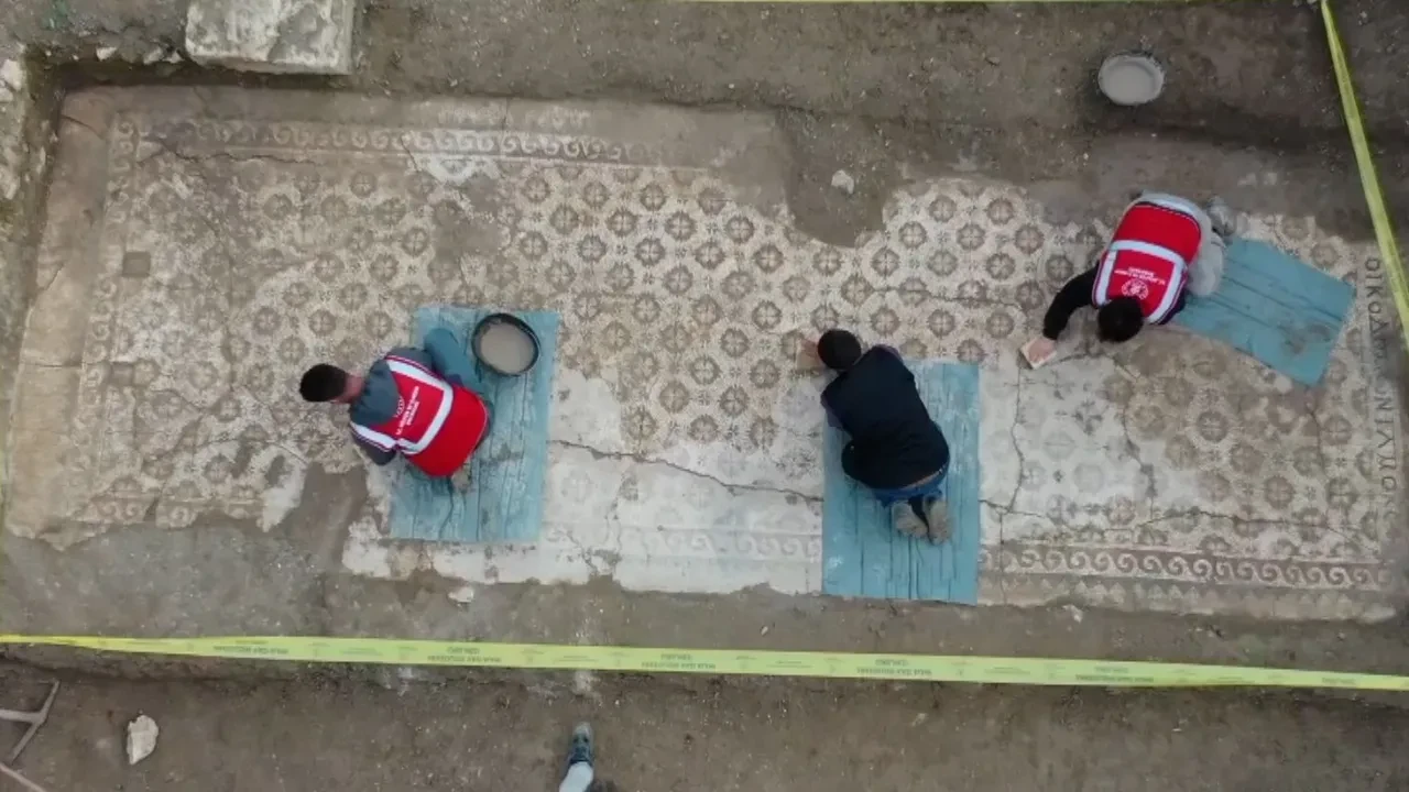 Kahramanmaraş depreminde yıkılan binanın temelinden bin 500 yıllık mozaik çıktı!